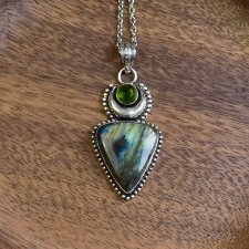 Posrebrzany ozdobny wisiorek z labradorytem i peridotem #622