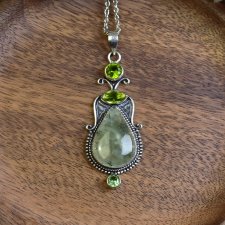 Posrebrzany ozdobny wisiorek z prehnitem i peridotem #636