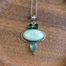 Posrebrzany ozdobny wisiorek z amazonitem, prehnitem i zielonym kwarcem #641