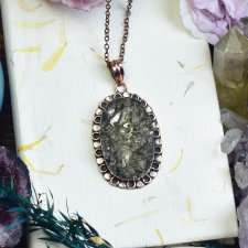 Miedziany ozdobny wisiorek z surowym pirytem #645