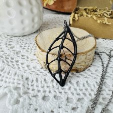 Unikatowy Wisior witrażowy z różowego szkła "Liść" na sznurku