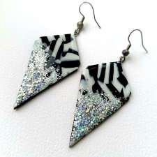 Czarno-białe kolczyki z brokatem