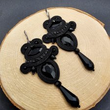 Błyszczące czarne kolczyki sutasz