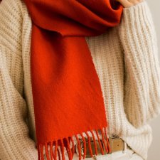 Czerwony wełniany szalik