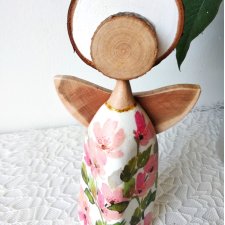 Anioł w sukience w różowe kwiatki.