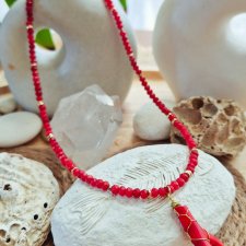 naszyjnik z czerwonych jadeitów i zawieszki z korala