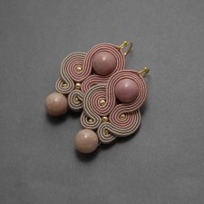 beżowo-różowe klipsy sutasz z rodonitami