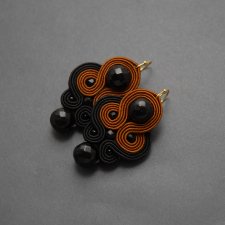 czarno-cynamonowe kolczyki sutasz z onyksami