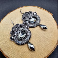 Szare kolczyki sutasz z kryształkami