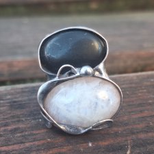 Czerń i biel - pierścionek regulowany