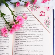 Zakładka do książek z haftem litera D