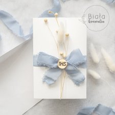 Zaproszenie z kokardą i suszonymi roślinami