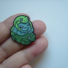 PIN PRZYPINKA BROSZKA ŻABA ŻABKI ŻABIA RODZINA
