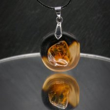 Naszyjnik "Magia Bursztynu" – żywioł ognia i bursztynowego światła, octowiec, pirografia, Amber and Wood Pendant, biżuteria z drewna