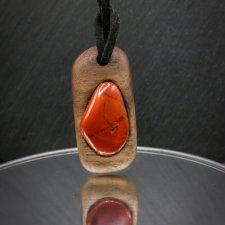 Naszyjnik "jaspis czerwony" – orzech amerykański, Wood Pendant, biżuteria z drewna, minerał, kamień, dla niej