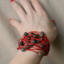 Bransoletka czerwona z koralikami