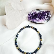 Bransoletka z ryolitu i hematytu.