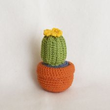 Mała dekoracja handmade – szydełkowy kaktus w doniczce