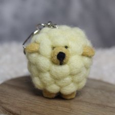 Breloczek filcowany w kształcie owieczki