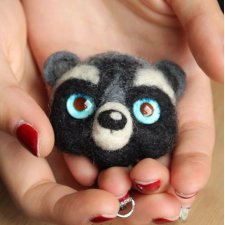 Broszka w kształcie szopa