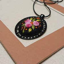 Ręcznie haftowany wisior  DLA IWONY