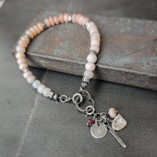 Bransoletka z różowego opalu z zawieszką