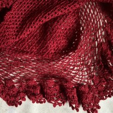 Ręcznie robiona trójkątna duża chusta 210 x 140 soczysty buraczkowy kolor