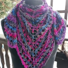 Ażurowa chusta na drutach. cieniowana