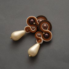 brązowo-kremowe kolczyki sutasz