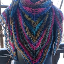 Duża ażurowa chusta z moherem na drutach. cieniowana