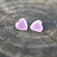 Małe kolczyki ceramiczne serca Lawendowa polana /stal chirurgiczna