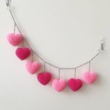 Grilanda z serc - pomponów.