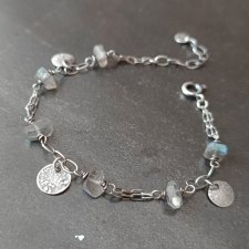 Labradoryt. Srebrna bransoletka z pastylkami.