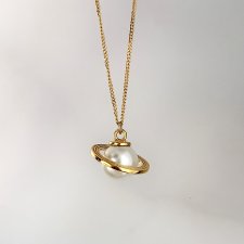 Planeta Saturn z białą perłą- naszyjnik srebro złocone 24K