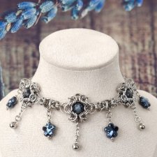Choker z ciemnym labradorytem i ceramicznymi kwiatuszkami granatowymi