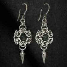 Kolczyki chainmaille z ciemnym jadeitem i kolcem – stal chirurgiczna