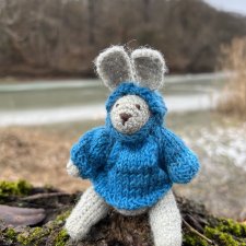Ręcznie robiony króliczek z wełny (13 cm) – Kieszonkowy przyjaciel w niebieskiej bluzie