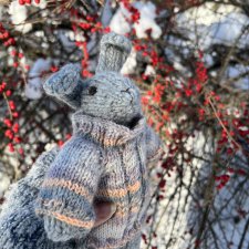 Króliczek wełniany w stylu Waldorf – 100% wełna, zdejmowany sweterek (21 cm)