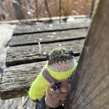 Ręcznie robiona żabka – Unikatowa dekoracja / Amigurumi (13 cm)