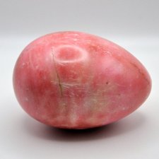 Dekoracyjne jajo z różowo - beżowego kamienia