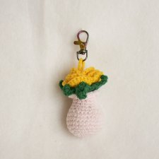 Ręcznie robiony breloczek szydełkowy –  unikatowy dodatek