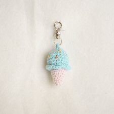 Ręcznie robiony breloczek szydełkowy –  unikatowy dodatek