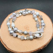 Szaro-srebrny naszyjnik z ozdobnym zapięciem