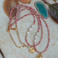 Naszyjnik z rodochrozytu i pereł naturalnych z zawieszką ze stali chirurgicznej | DomilkowyDomek