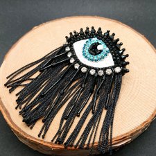 Haftowana broszka oko 2