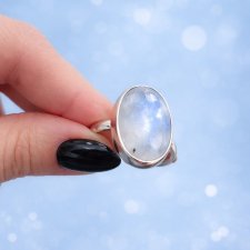 Piękny delikatny pierścionek ze srebra z kamieniem księżycowym . Biżuteria artystyczna na prezent.