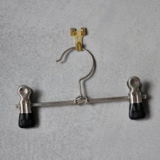 Metalowy wieszaczek na szalik