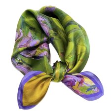 Wielobarwna apaszka z jedwabiu - fioletowe kwiaty jak malowane