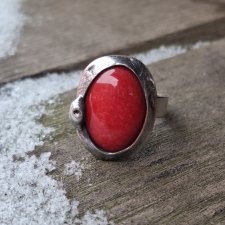 W czerwieni - pierścionek regulowany