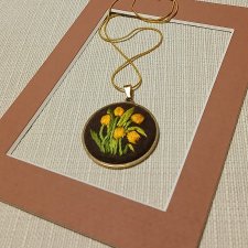 Ręcznie haftowany wisior  TULIPANY  stal szlachetna